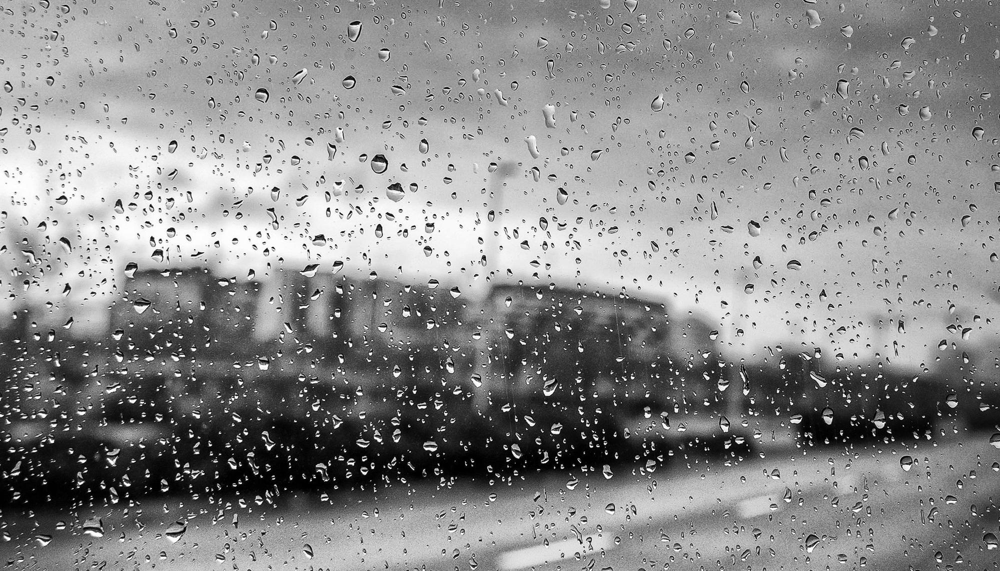 Lluvia y edificios de vivienda